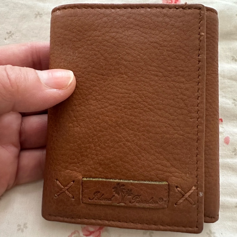 Men’s small genuine leather wallet. Great condition.